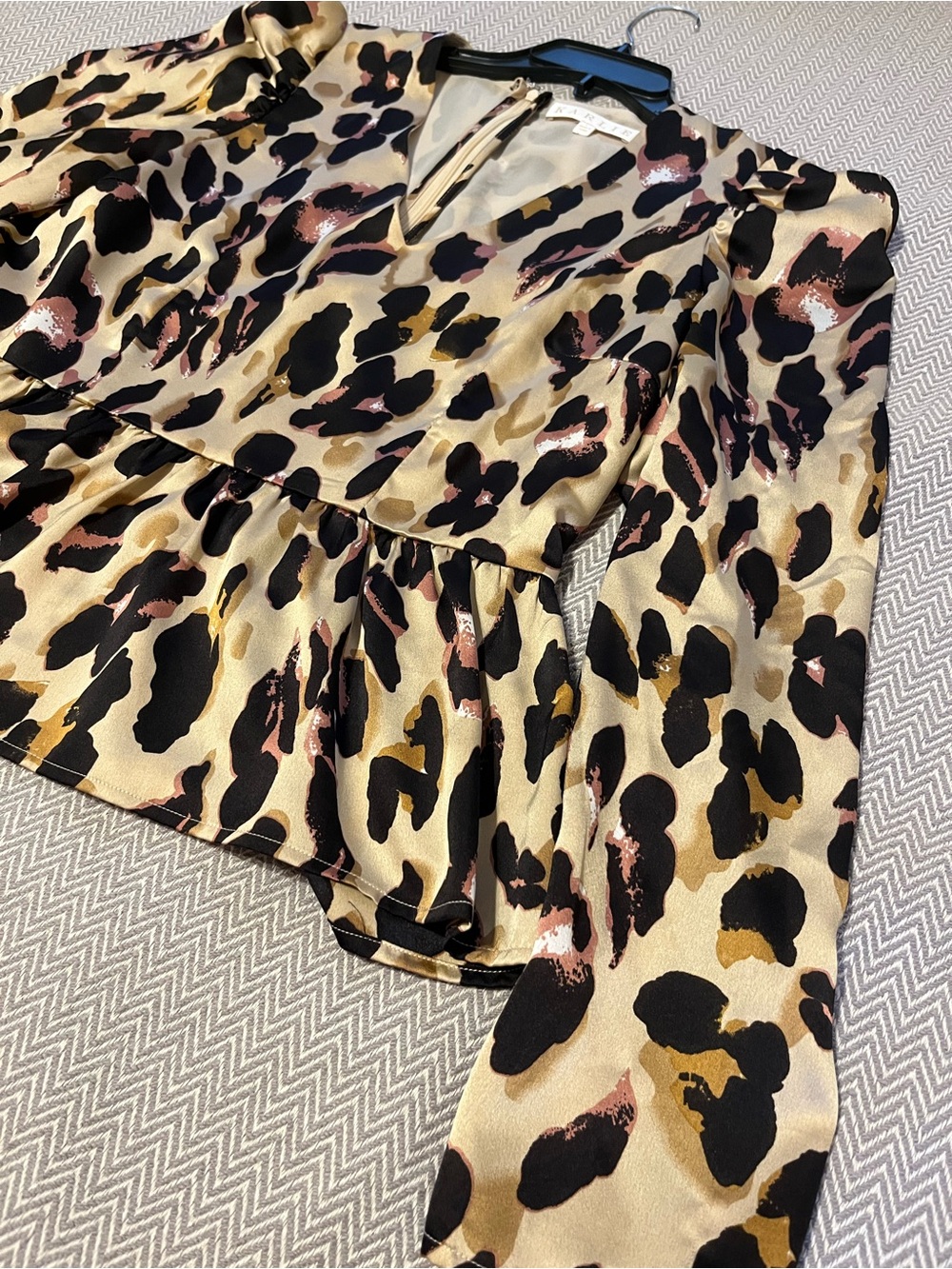 KARLIE Leopard Print Puff Sleeve Peplum Top. Zipper back. So cute! Large.